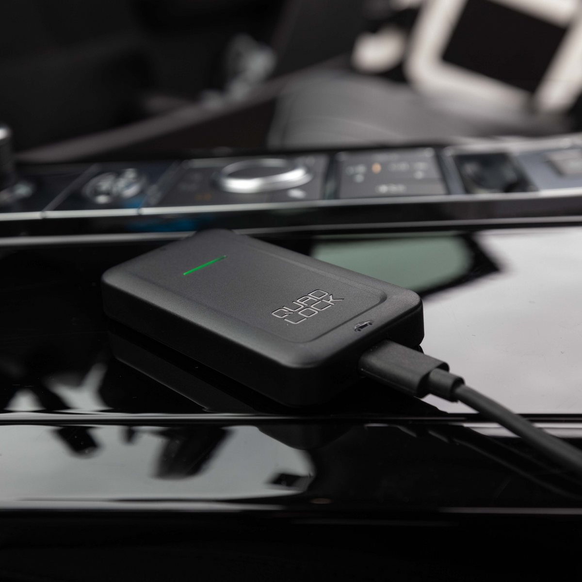 Quad Lock 自動車用 ワイヤレス カープレイ アダプター 自動車用ワイヤレス カープレイアダプター｜クアッドロック