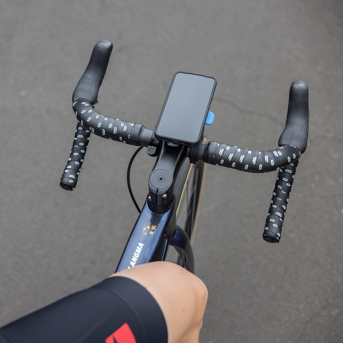 アウトフロントマウント 自転車用スマホホルダー｜クアッドロック