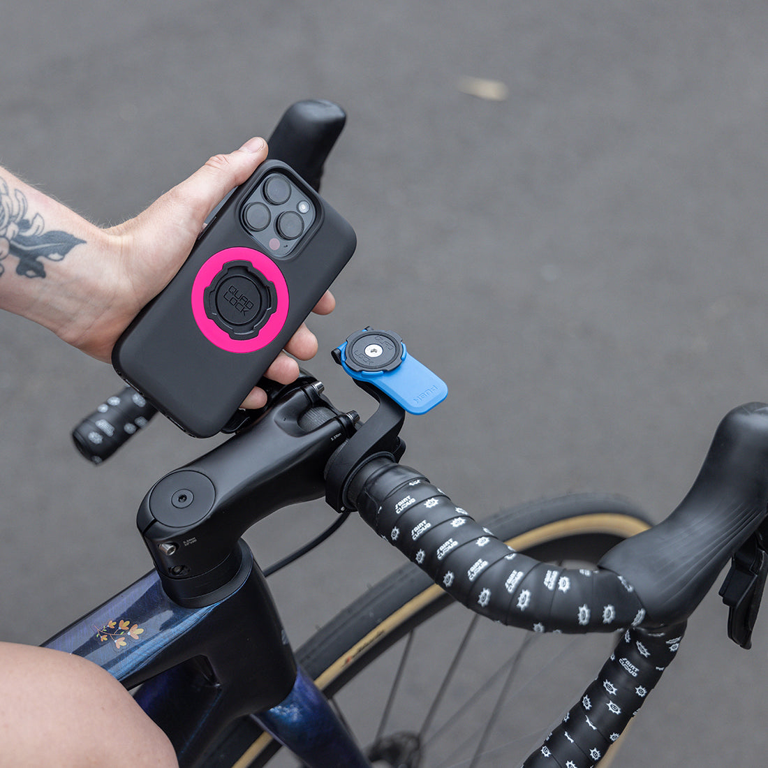 アウトフロントマウント 自転車用スマホホルダー｜クアッドロック